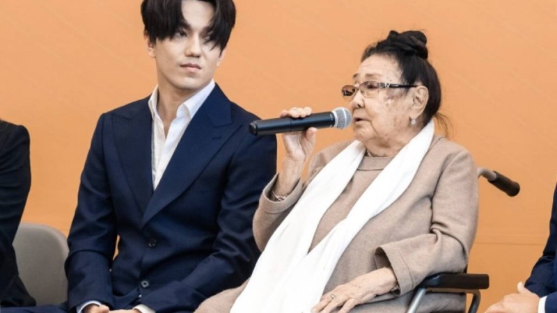 Димаш Құдайберген Бибігүл Төлегеноваға тосынсый жасады