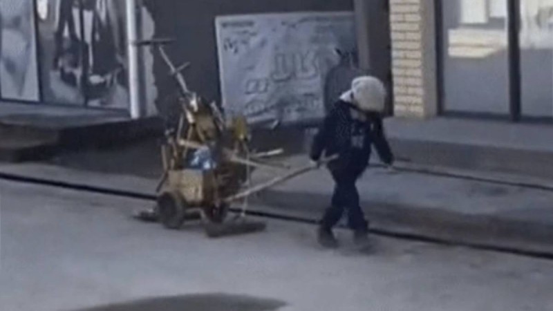 «Құжатым жоқ, мектепке бара алмаймын»: Желіде базарда жұмыс істеп жүрген 7 жасар баланың видеосы тарады