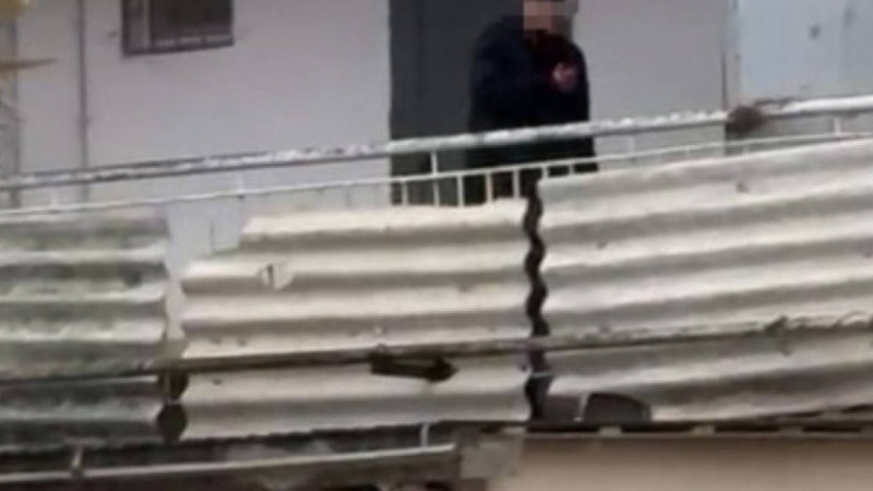 Жаңаөзенде ер адам тамағын кесіп, артынша жоғары қабаттан секірген