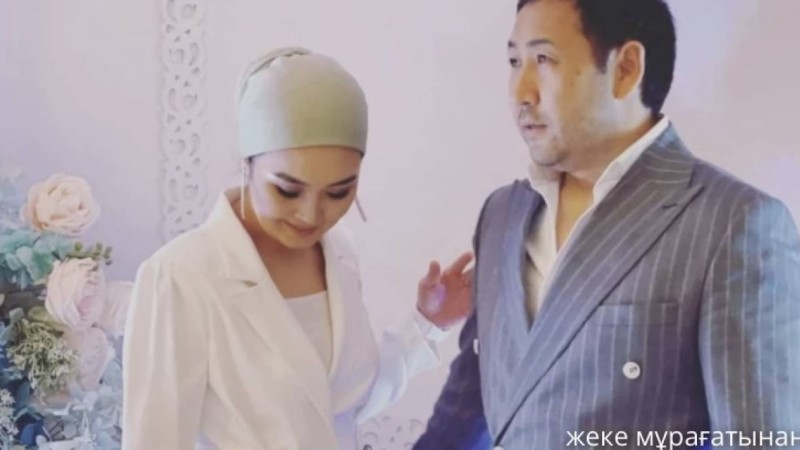 «Орынсыз қызғана берме»: Ғаділбек Жанай жұрттың көзінше әйелін жылатып қойды