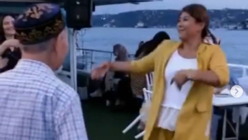 85 жастағы ақсақалмен билеген әнші Шахизада желіні жарды (видео)