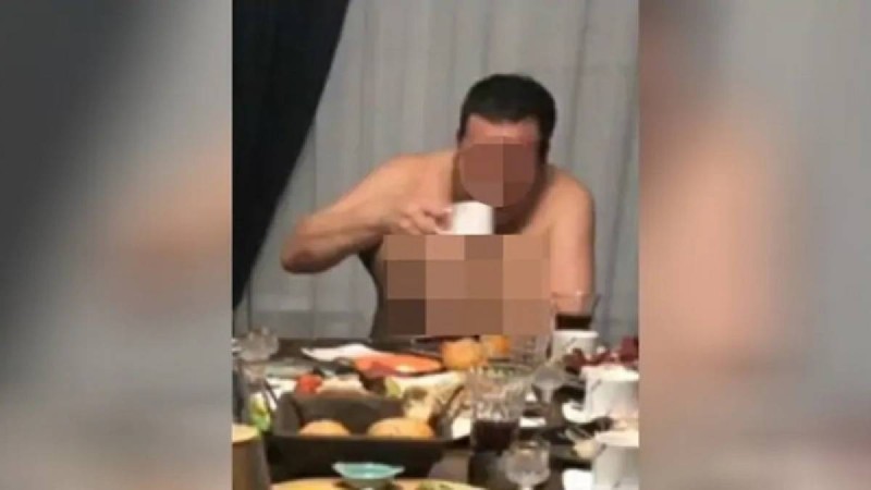 "Атырау әкіміне ұқсайтын адамның саунада отырған суреті" тарады. Әкімдік пікір білдірді