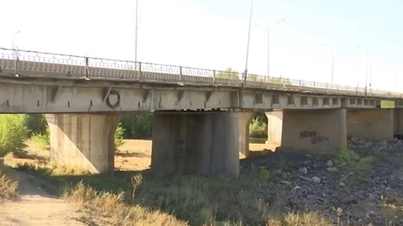 Ақтөбеде көпір астынан 19 жастағы студенттің асылып тұрған денесі табылды