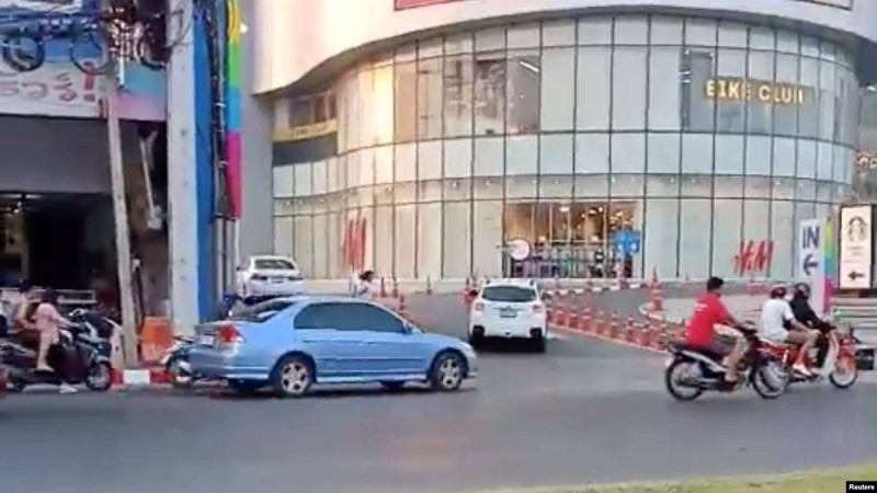 Таиландта 20 адамға оқ атып, адамдарды кепілдікке алған сарбазды атып өлтірді