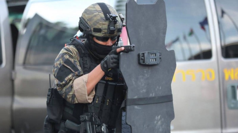 Таиландта қатардағы жауынгер тұрғындарға оқ жаудырды