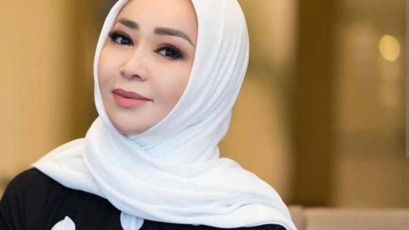 "Тонналап алып жатыр". Айтыскер Айнұр Тұрсынбаева еркектерге күш беретін шай зауытын ашты