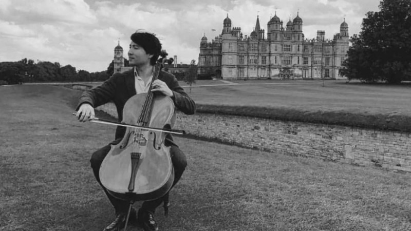 Екінші қабаттан құлап кеткен: Алматыда танымал қазақстандық виолончельші көз жұмды