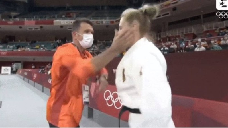 Желіге дзюдошыны шапалақпен ұрған жаттықтырушының видеосы тарап кетті