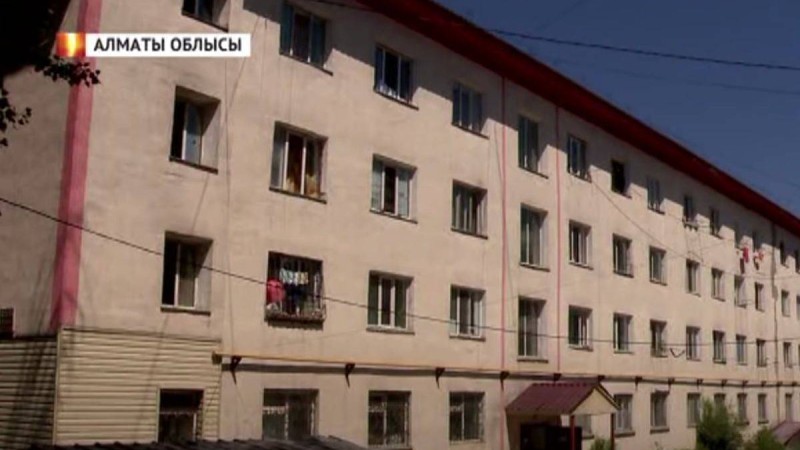 "Кейде жігіт пен қыздай қол ұстасып алатын": Алматы облысында өгей қызын зорлап өлтірді деген күдіктінің көршілері оқиға жайлы айтты