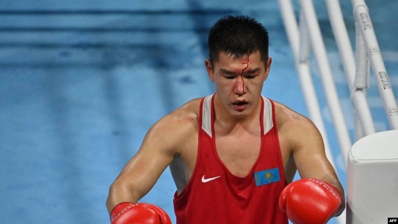 "Тырыстым, әлім жетпеді". Қазақстан алтын күткен боксшылар жеңіліп қалды