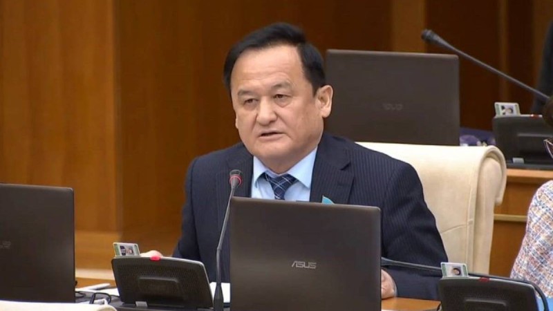 Қазыбек Иса Алматыдағы қазақ тілінде қызмет көрсетуден бас тартқан қонақ үйді қатаң сынға алды (видео)