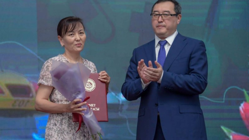 Үздік медицина қызметкерлері марапатталды