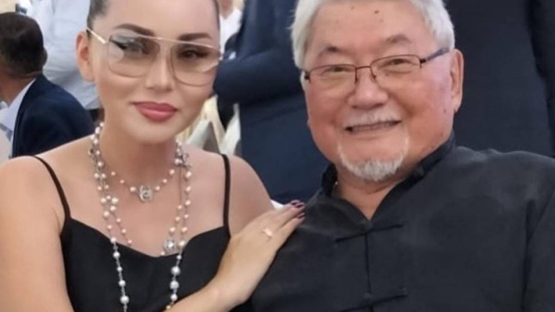 "Мүмкін сізге қайын атаңыз ғашық шығар". Ашық образда  қайын атасымен құшақтасып суретке түскен продюсер сынға қалды