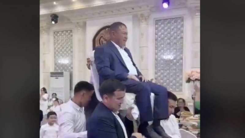 «Ажырасып кетсем де көтермес едім»: Қайын атасына құрмет көрсеткен күйеу балалар жұртқа жақпай қалды (ВИДЕО)