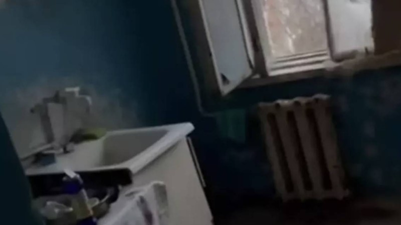 «Мазақ қой»: Атырауда әкімдік баспанаға мұқтаж анаға адам тұрмайтын пәтер сыйлаған (ВИДЕО)