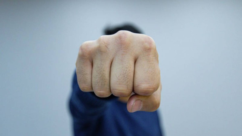 Шымкентте автобус жүргізушісін соққыға жықты – полиция бұзақыны ұстады