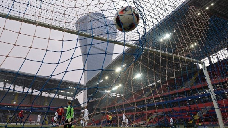 Бұрынғы кәсіби футболшы көше сыпырып кетті – видео