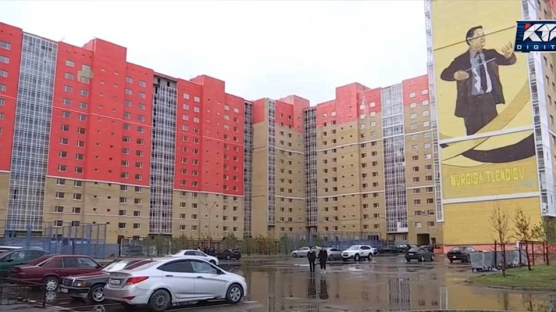 "Балалар үйде бас киіммен жүреді": Астанада мәдениет қызметкерлері берілген баспананың сапасына наразы