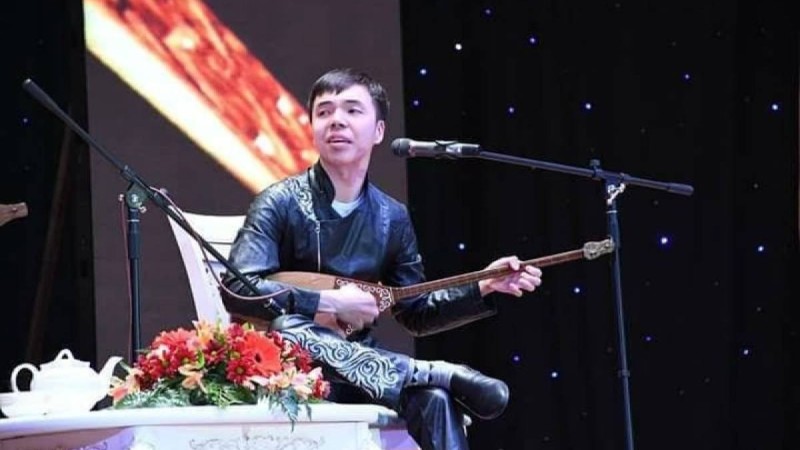 "Абай атамыз көрген қиындықты, Тазабеков ағамыз да көріп жатыр": Сырым Әуезхан қазақ айтысы мен оның "феномені" Тазабеков туралы - Қазақстан жаңалықтары