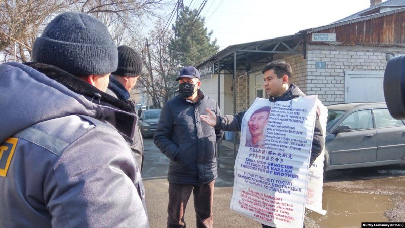 Алматы тұрғыны консулдық алдында Қытайда сотталған інісі туралы ақпаратты талап етті