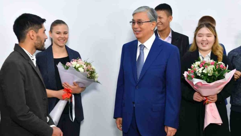 Президент балалар үйінің тәрбиеленушілеріне өз қолымен пәтер кілтін табыстады
Президент: Баспана мәселесі әрдайым мемлекеттің назарында болады