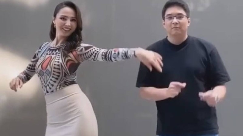 Күйеуін алдау: Қайрат Нұртастың жары жас жігітпен бөксесін бұлғаңдатып биледі 