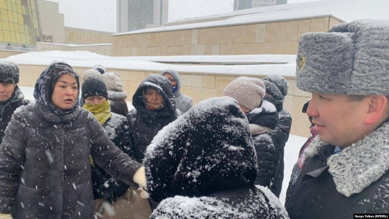 Ақорда маңына жиналған борышкерлер Тоқаев және Қошановпен кездесуді талап етті