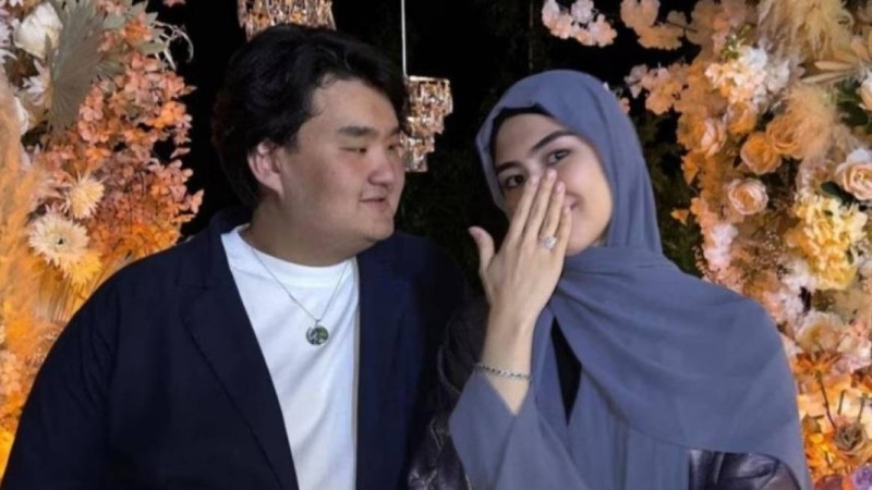 Миллионерлердің тойы: атақты блогерлердің тойында беташарға салынған ақшалар желіде қызу талқылануда