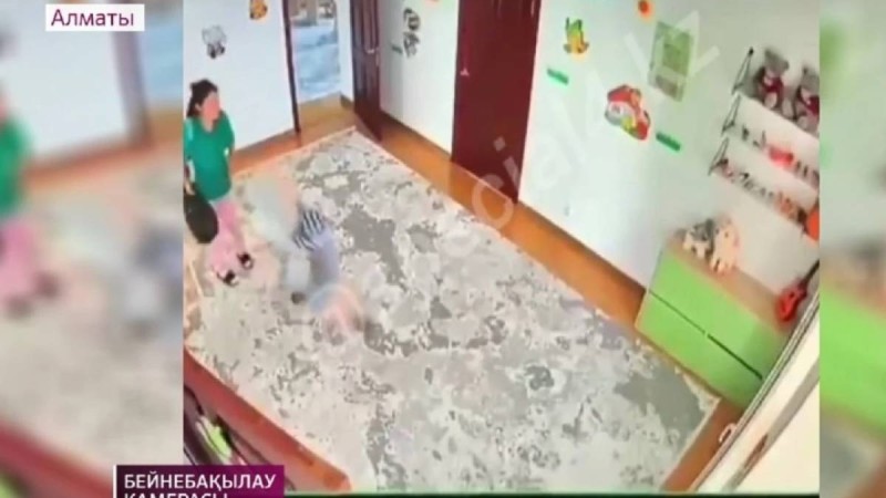 Бүлдіршіннің еркелігін көтере алмаған тәрбиеші баланы соққыға жықты