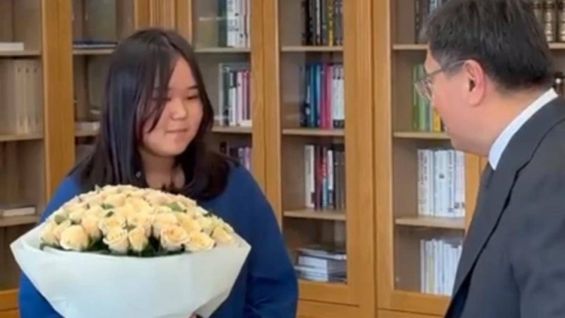 Қоғамдық көлікте қарияны қорғаған қызға Алматы әкімі алғыс білдіріп, марапаттады