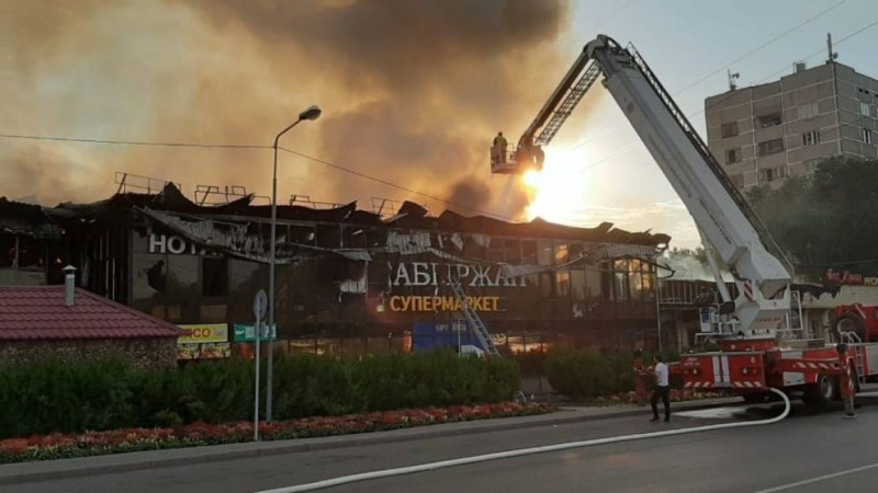 Алматыда ірі супермаркет өртеніп жатыр – видео