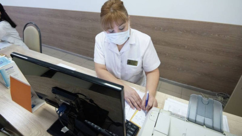 Нұр-Сұлтанда әйел коронавирустың белгілерін байқап, емханаға келді  