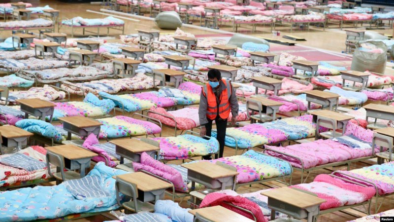 Қытайда эпидемия басталмай тұрып коронавирустан сақтандыруға тырысқан дәрігер көз жұмды