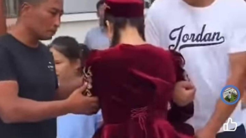 Қызды ұзатуда теріс қаратып шығарып салған видео елдің сынына ұшарады