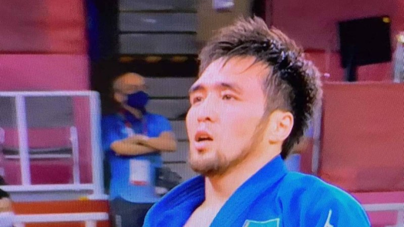 "Елдос, біз үшін чемпионсың": Сметовқа залдағы халық тұрып құрмет көрсетті