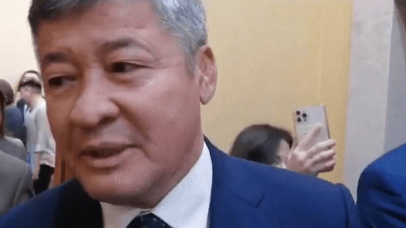 Депутат Дәулет Тұрлыхановтың ұлы қызды ұрды деп айыпталды