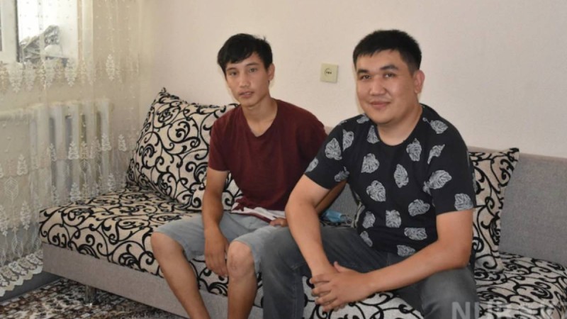 Ақтөбеде 50-60 мың теңге жалақы алатын күзетшілер жетім балаға баспана сыйлады