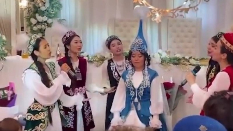 Голландиялық жігітке тұрмысқа шыққан қазақ қызы халық әнімен ұзатылды (видео)