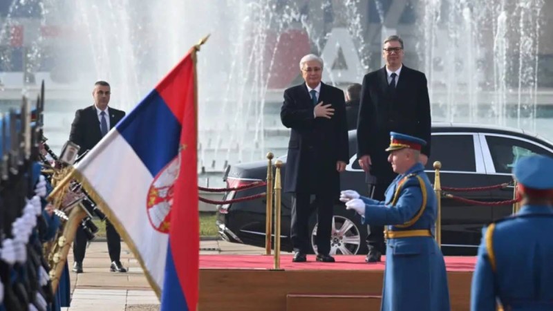 Сербиядағы Тоқаевты ресми қарсы алу рәсімінде зеңбіректен оқ атылды