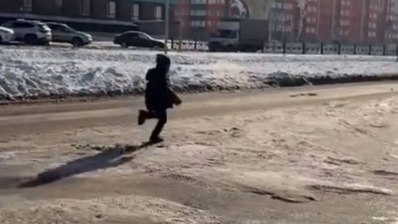 «Мама, тоқташы!»: Астанада анасы баласын көлікке мінгізбей, кетіп қалған (ВИДЕО)