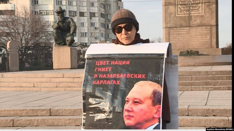 Саяси тұтқындарға бостандық сұраған белсенді жалғыз адам пикеті "эстафетасына" шықты