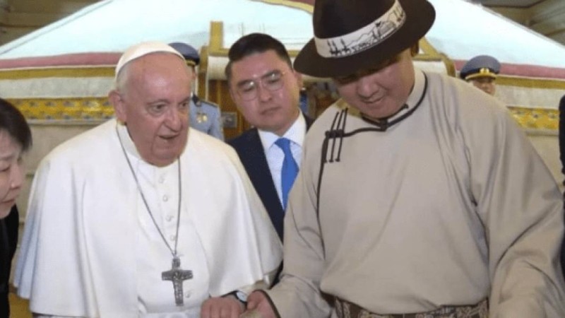 «Достықтың символы». Рим Папасы Моңғолияға Күйік ханның хатының ресми көшірмесін сыйлады