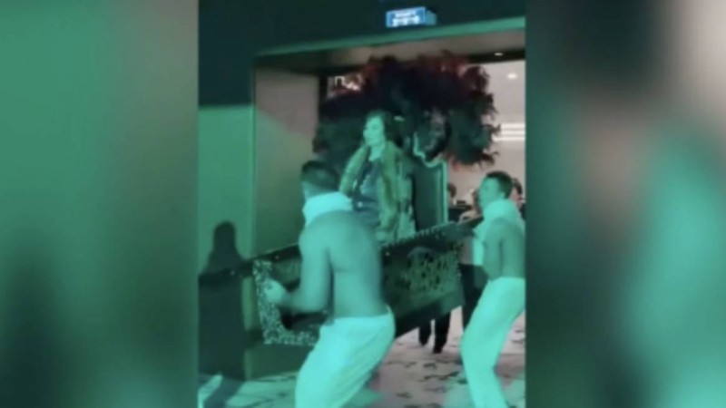 “Құтырған қатын”: Жартылай жалаңаш жігіттермен ағаш тақта отырған той иесі қызу талқыға түсті