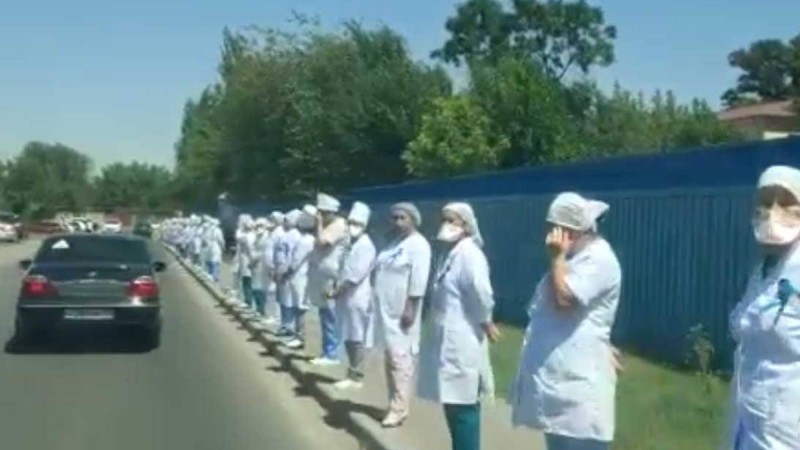 Шымкентте дәрігерлерді көшеге тұрғызып қойған басшы жазаланады