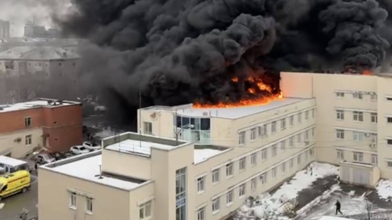 Екатеринбургтегі емхана өртеніп, адамдар терезеден секіруде