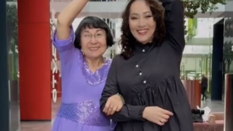 “Айгүл ансамблінде әнші болған” - Айгүл Иманбаева алғаш рет 76 жастағы енесін көрсетті