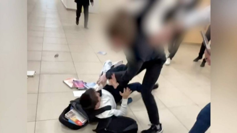 Ақтауда бір топ оқушы құрдасын ұрып-соғып, әбден тепкен (ВИДЕО)