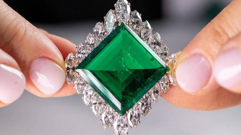 Аукционда Мұхаммед пайғамбардың ұрпағы саналатын ер адамның асыл тасты әшекейі ең қымбат бағаға сатылып рекорд орнатты