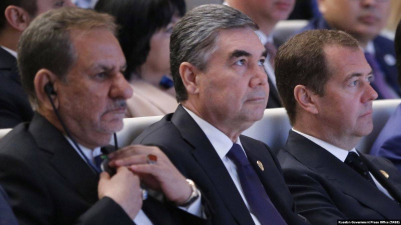 Түркіменстанда 40 жастан асқан шенеуніктер президент сияқты ақ шашпен жүруі тиіс