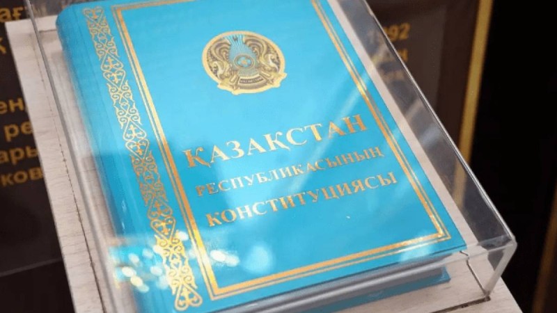 Назарбаевтың баспасөз қызметі 28 жыл бұрынғы Конституция жобасын көрсетті (фото)